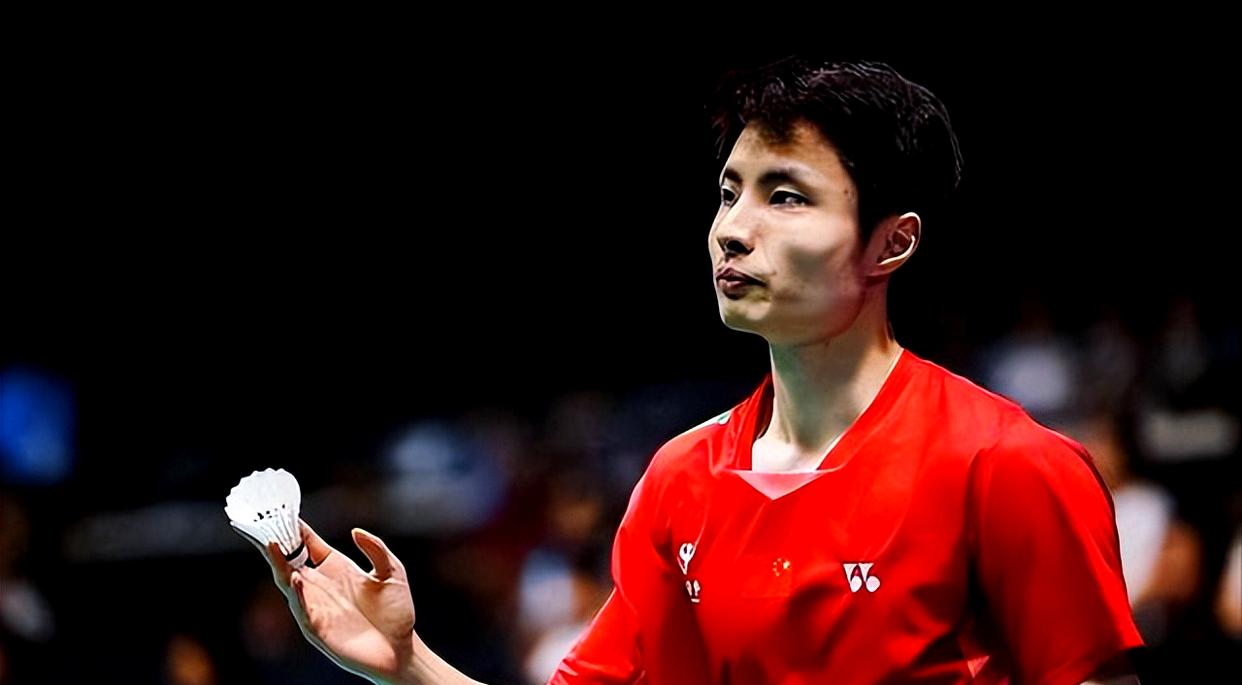 羽毛球比赛选手巅峰对决，谁能笑到最后