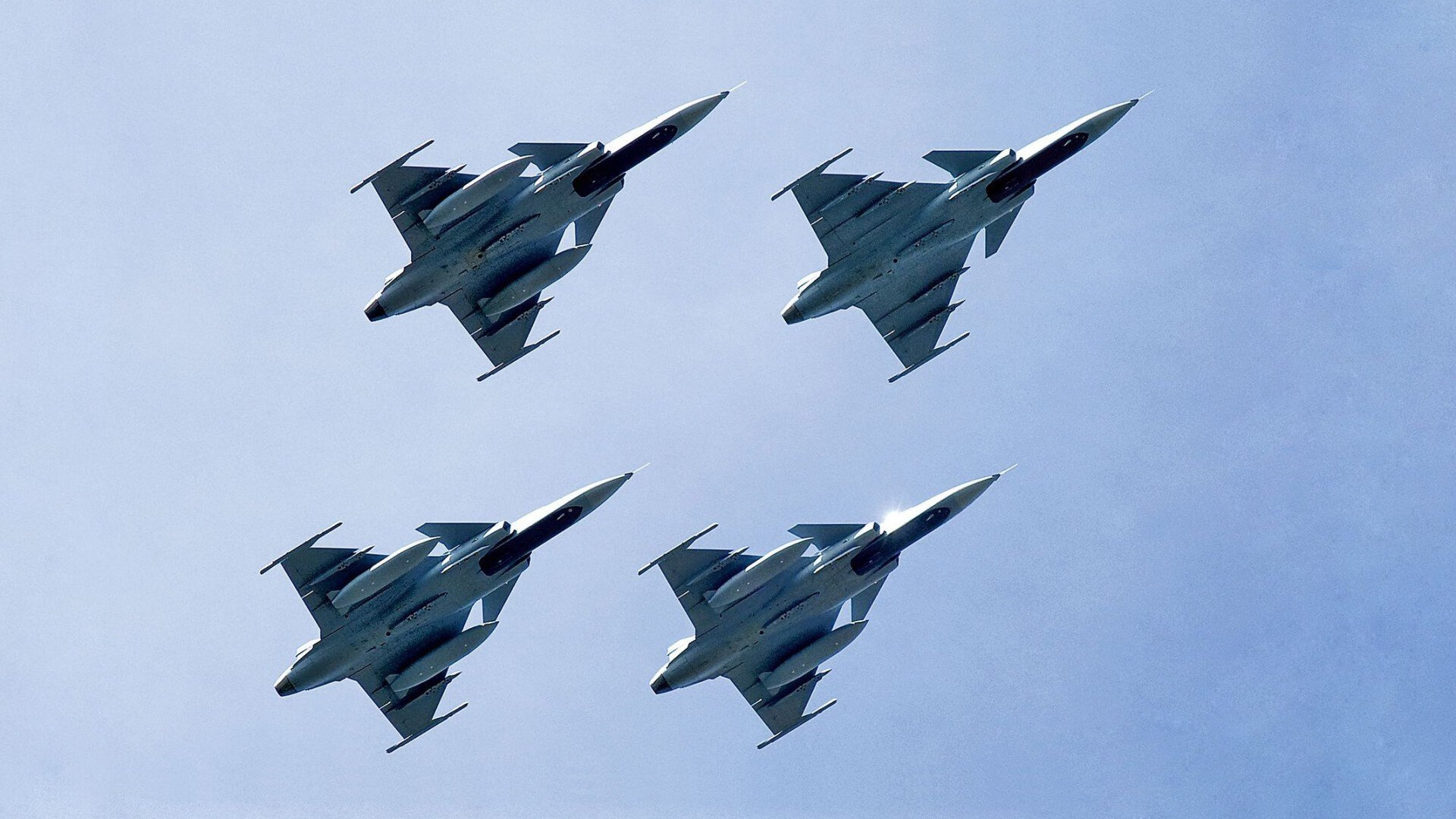 赛道与球场，F1街道赛焦点战与雄鹿鏖战上海队的双重奏