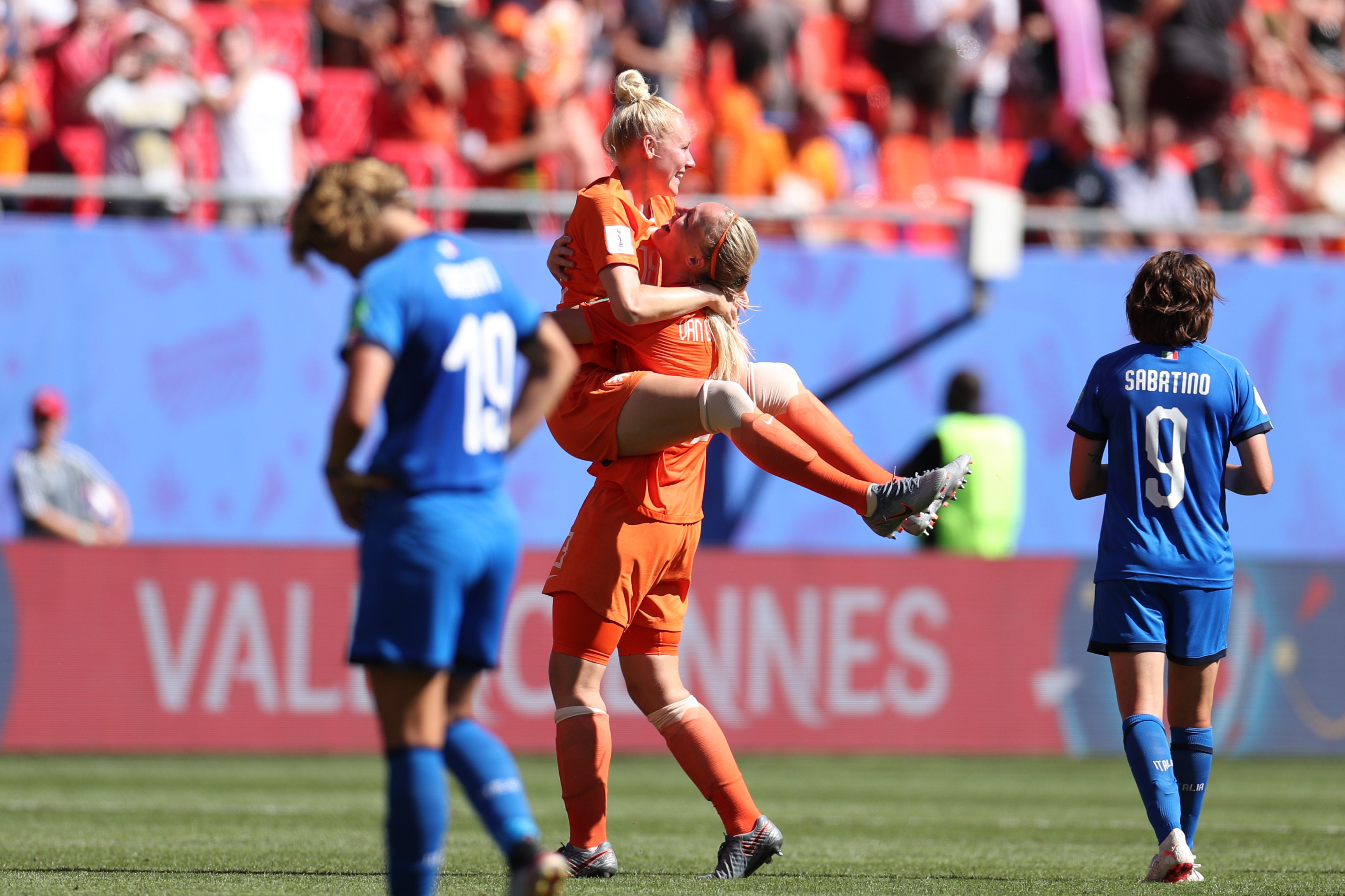 瓦朗谢纳将对决里昂，硬碰硬的对决